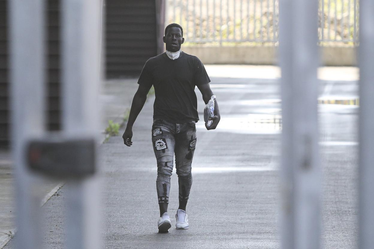 Papagore Ndoye, ayer, a la salida de los calabozos. 