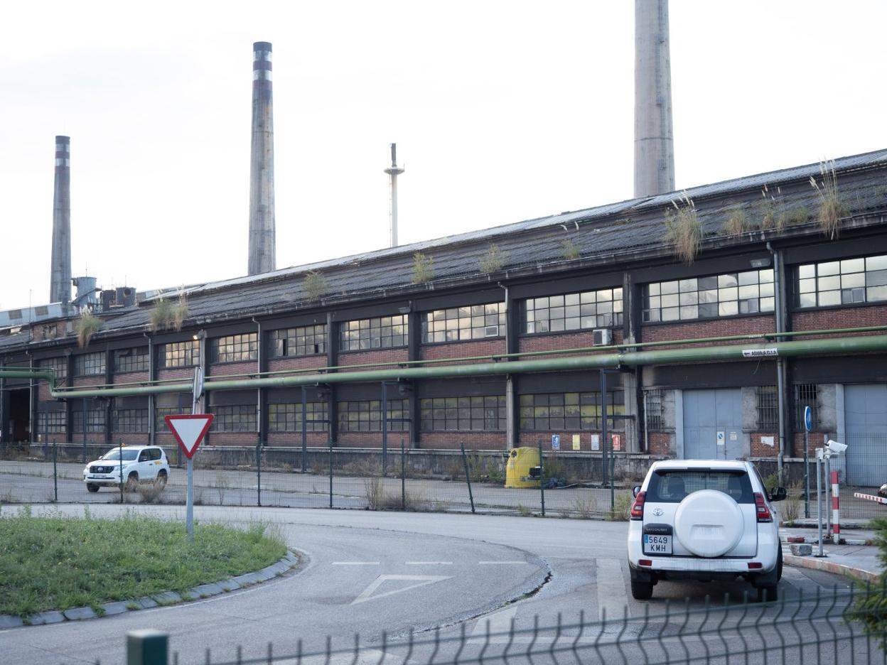 Imagen actual de los antiguos almacenes generales de las baterías de cok de ArcelorMittal en el Parque Empresarial. 