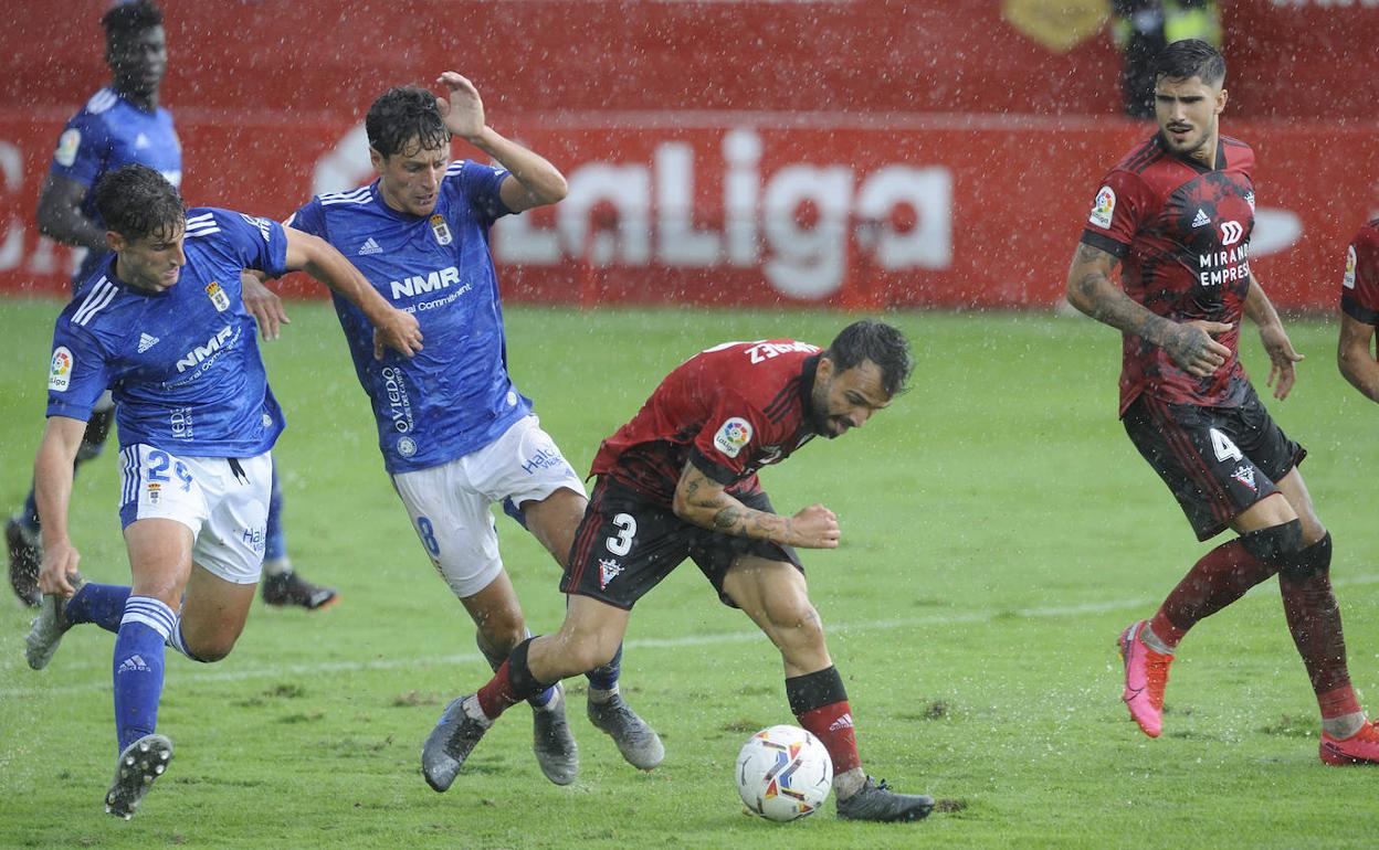 El Oviedo rescata un punto al final