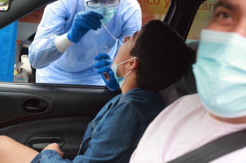 Desde este sábado los sanitarios están realizando las pruebas a los jóvenes de entre 13 y 18 años en el autocovid instalado en el Recinto Ferial.