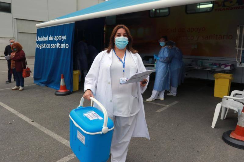 Desde este sábado los sanitarios están realizando las pruebas a los jóvenes de entre 13 y 18 años en el autocovid instalado en el Recinto Ferial.