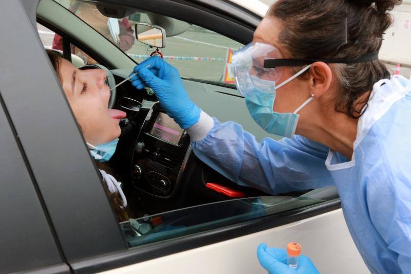 Desde este sábado los sanitarios están realizando las pruebas a los jóvenes de entre 13 y 18 años en el autocovid instalado en el Recinto Ferial.