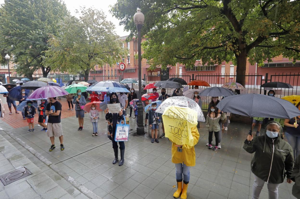 Padres y alumnos concentrados ayer por la mañana ante el colegio público Atalía en apoyo a la directiva dimisionaria. 