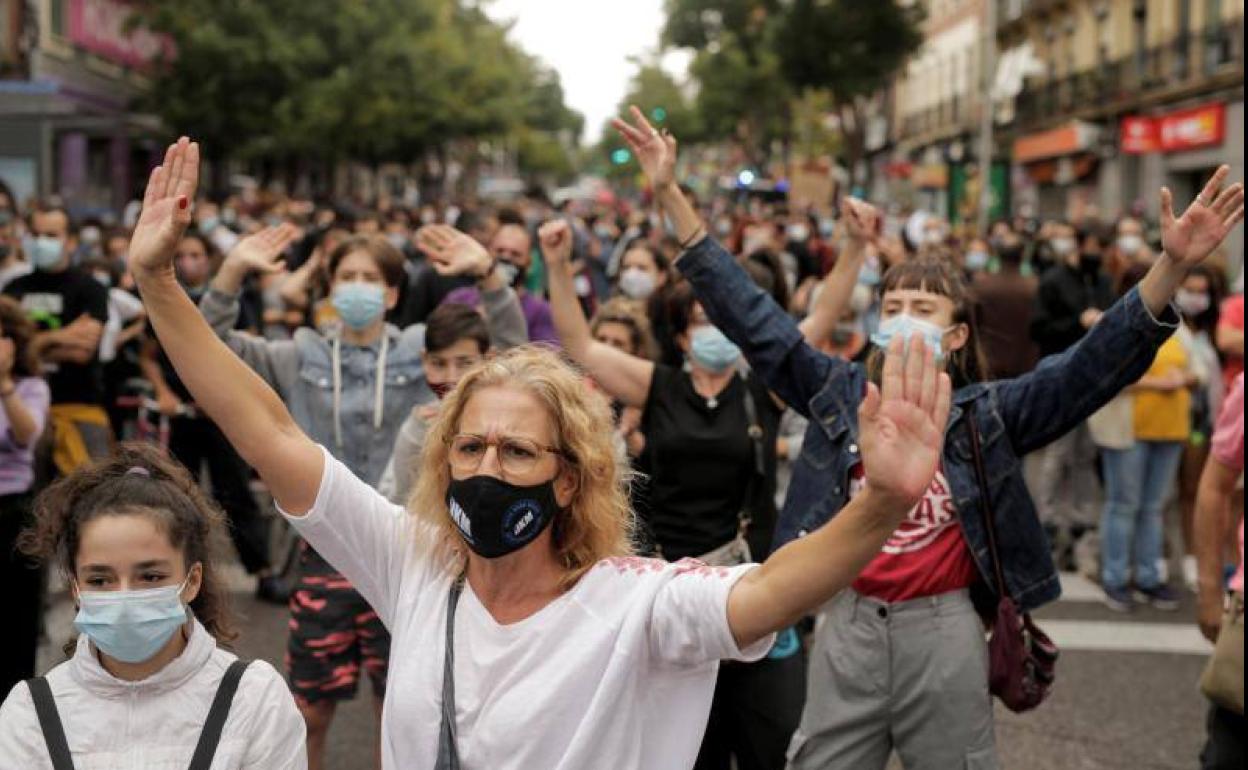 Protesta de los vecinos del barrio madrileño de Vallecas contra las nuevas restricciones.