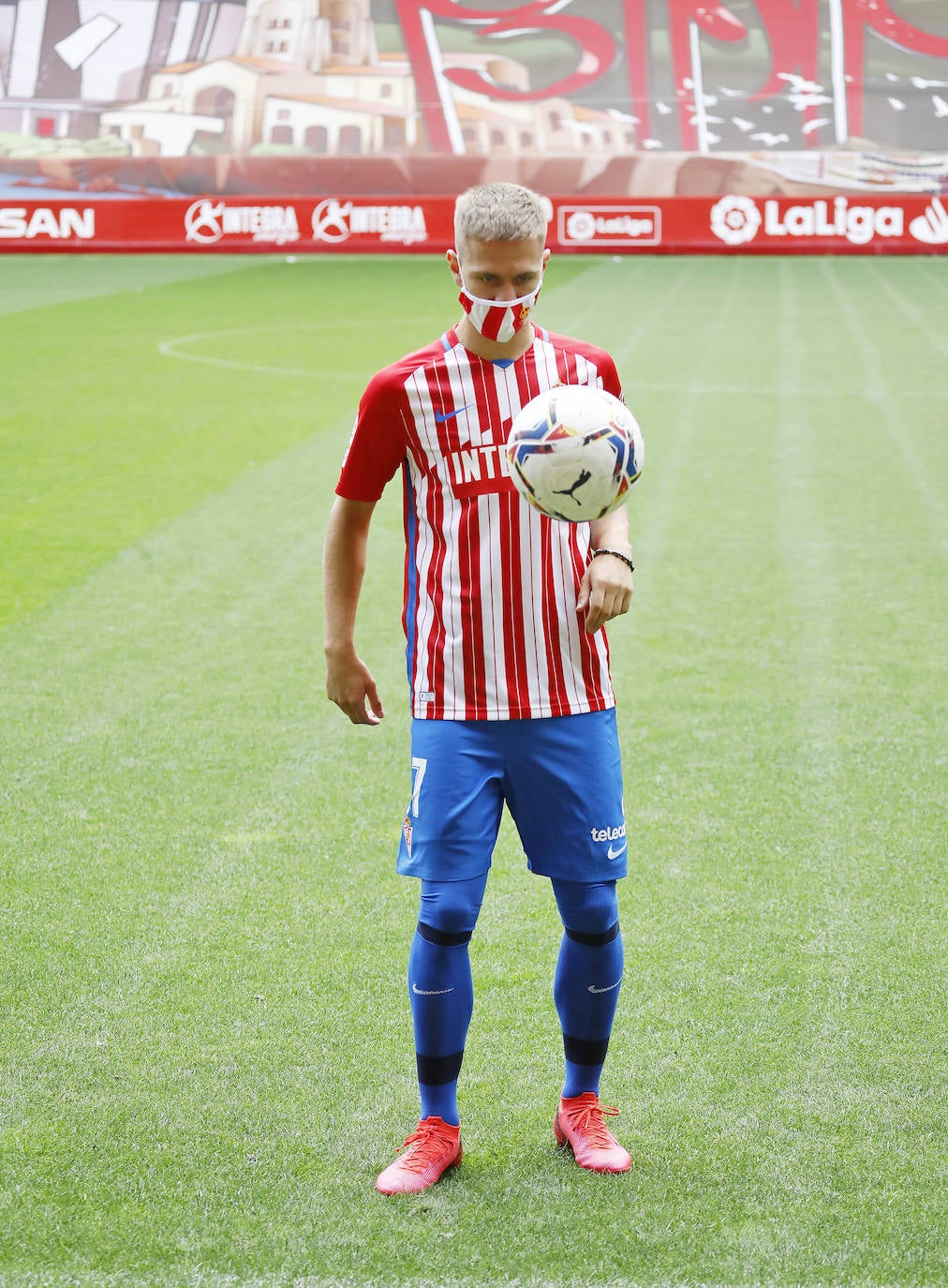 El extremo serbio se confesó este lunes durante su presentación «muy contento por estar en el Sporting».