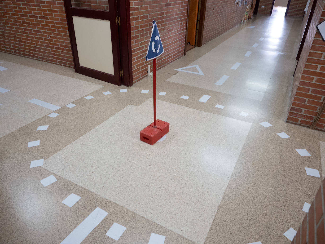 Los docentes ultiman los detalles para que el regreso a las aulas cumpla con los requisitos de seguridad.