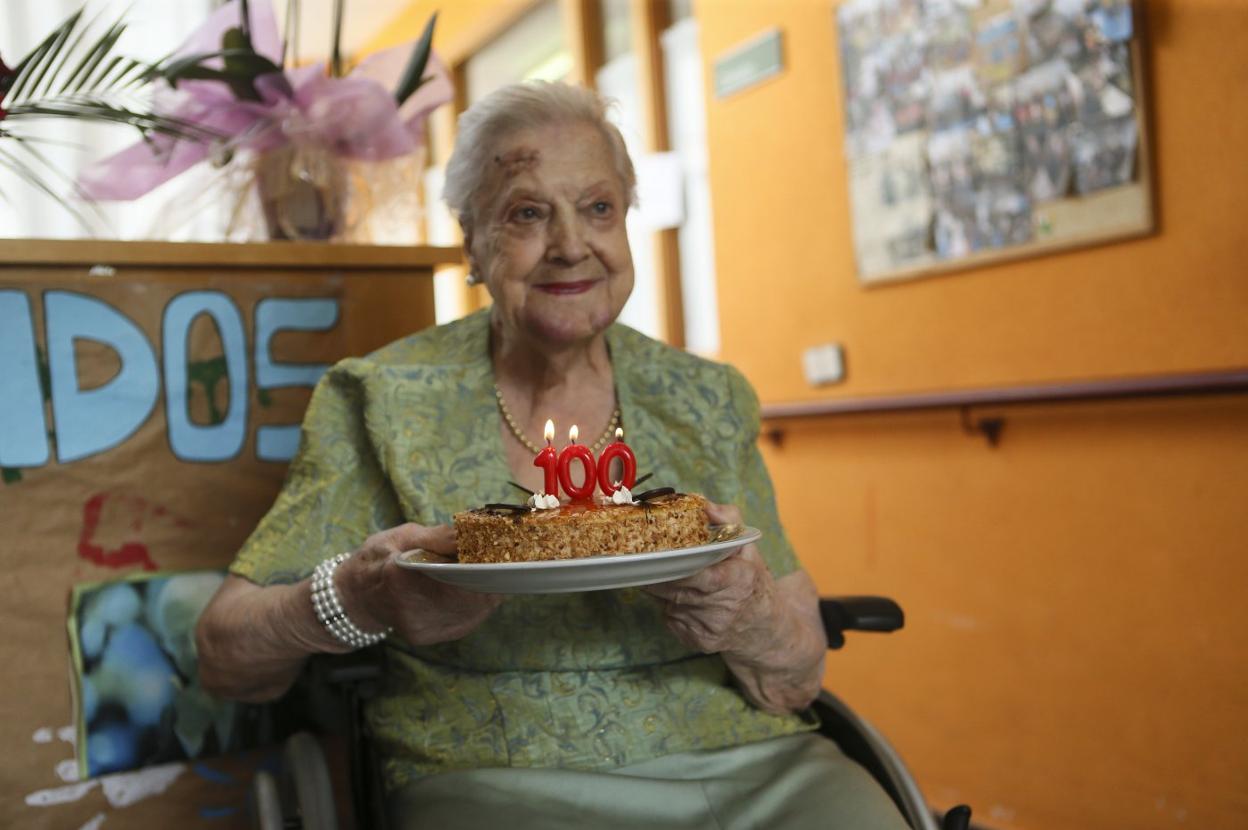 Diamantina Rodríguez, a punto de soplar las velas de su tarta de cumpleaños. 