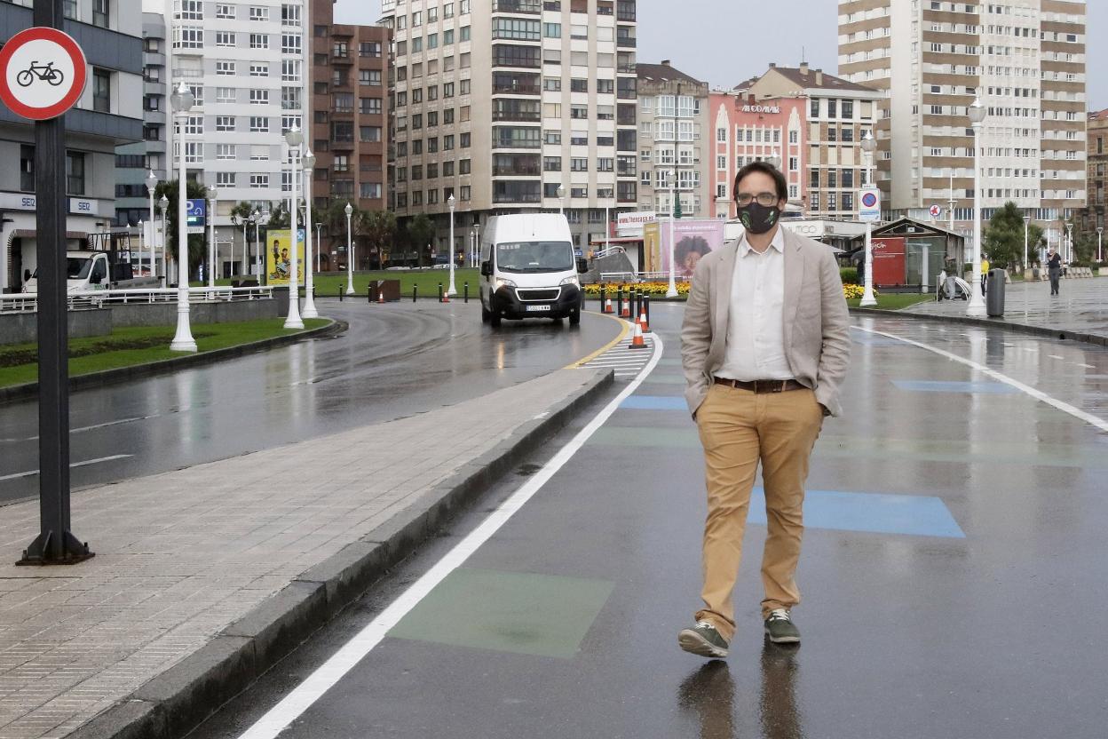 Álvaro Fernández Heredia, de paseo por el 'cascayu' del Muro. 