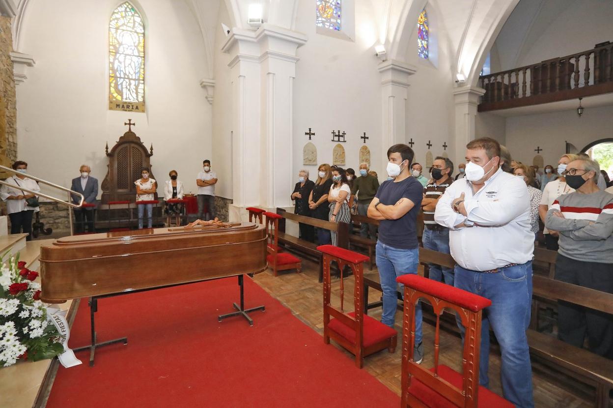 Juan y Héctor caso, en primer término, ante el féretro de su padre y abuelo, Rodrigo Caso, durante el funeral en la iglesia de Deva. 