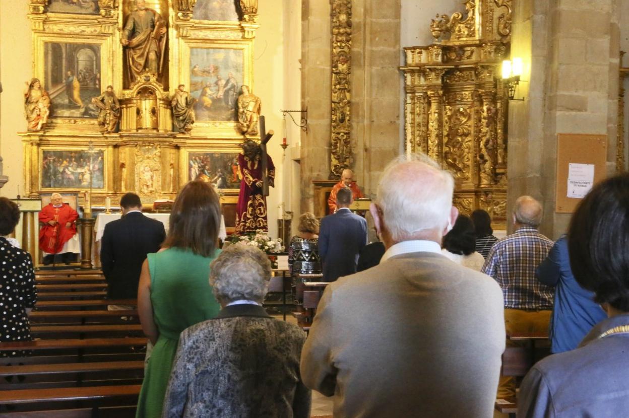 La imagen de Jesús Nazareno no salió ayer de la iglesia de Santa María de Noreña. 