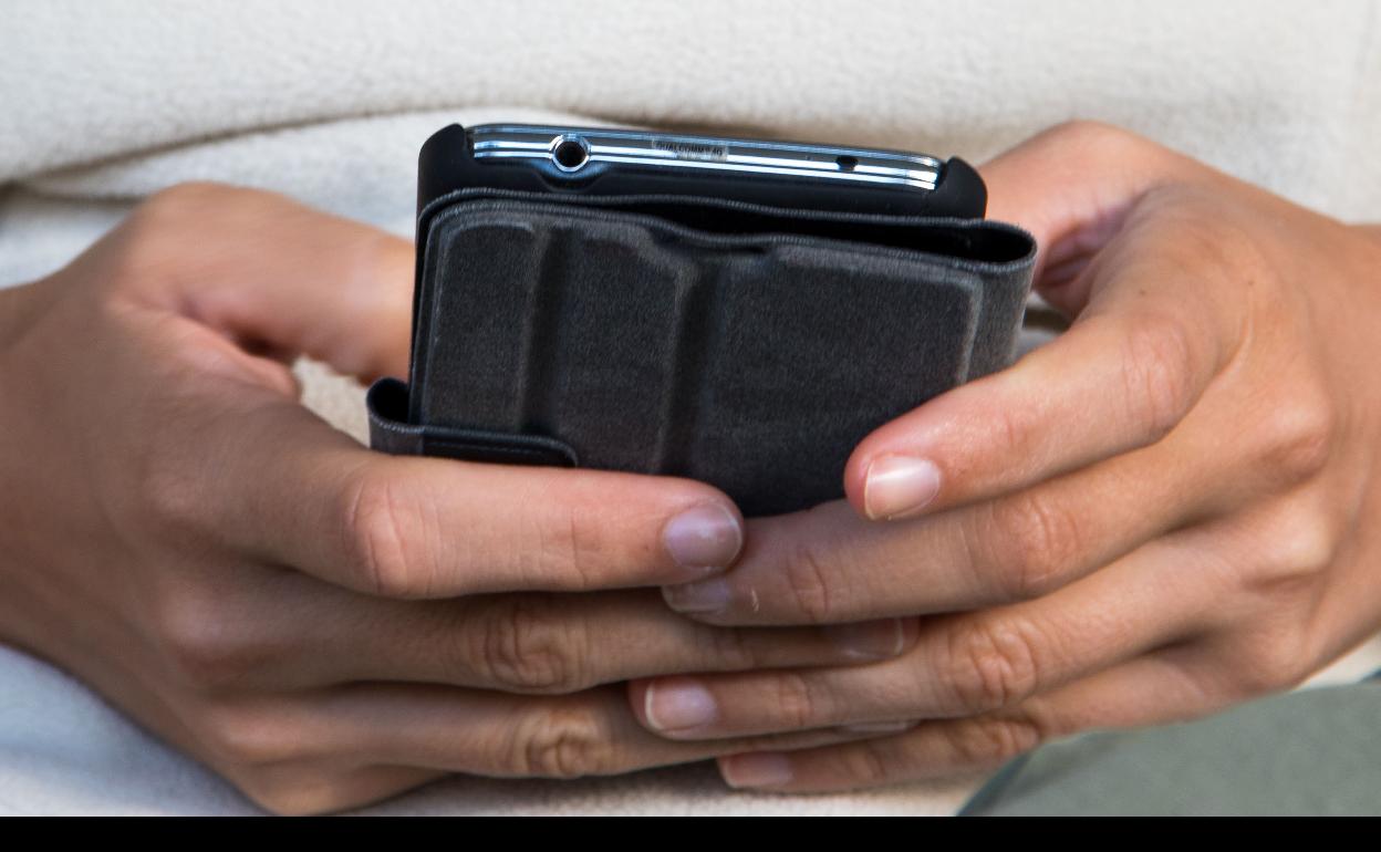 Un usuario envía un mensaje de móvil. 