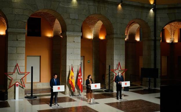La presidenta madrileña, Isabel Díaz Ayuso, (en el centro) con el vicepresidente regional, Ignacio Aguado, (izquierda) y el consejero de Sanidad, Enrique Ruiz Escudero, el 18 de septiembre en la sede del Gobierno regional. 