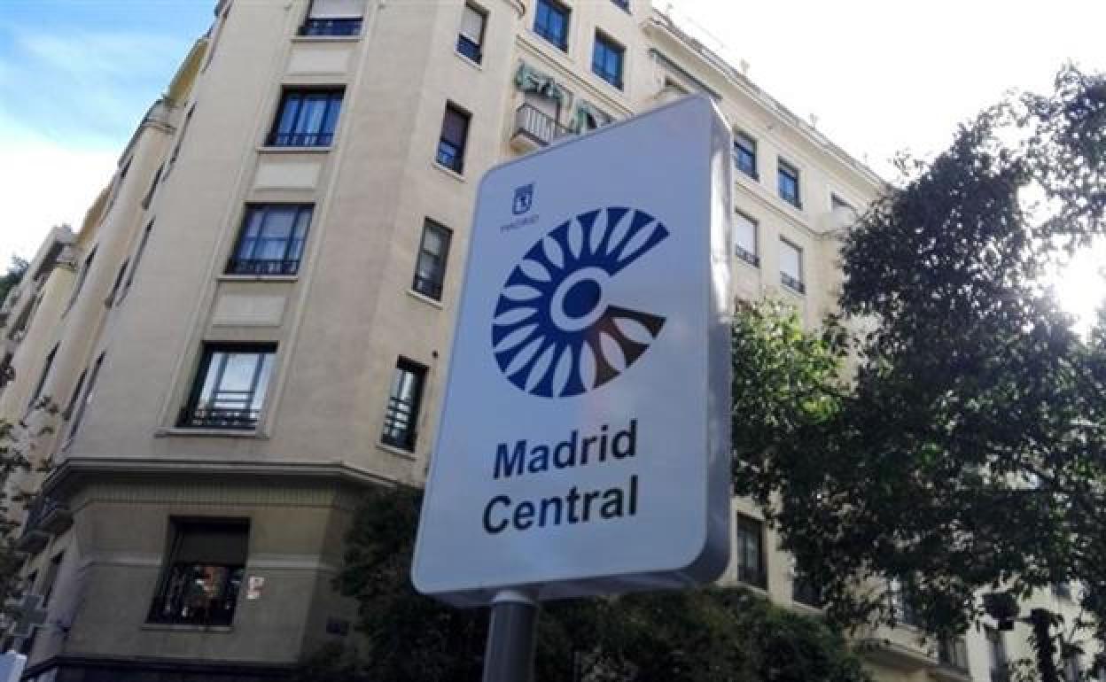 Cartel que avisa del acceso a Madrid Central. 