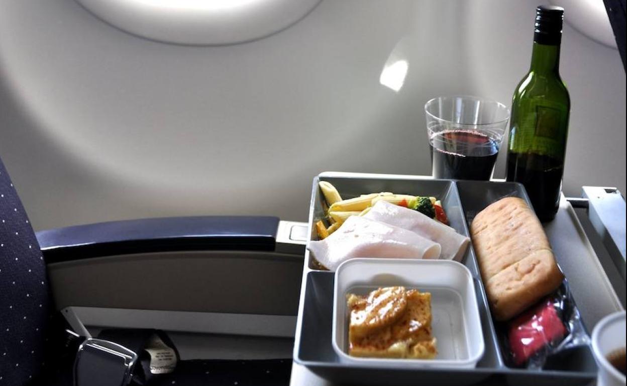 La oferta de los 'vuelos a ninguna parte' incluye disfrutar del paisaje por la ventanilla del avión y menú a bordo. 