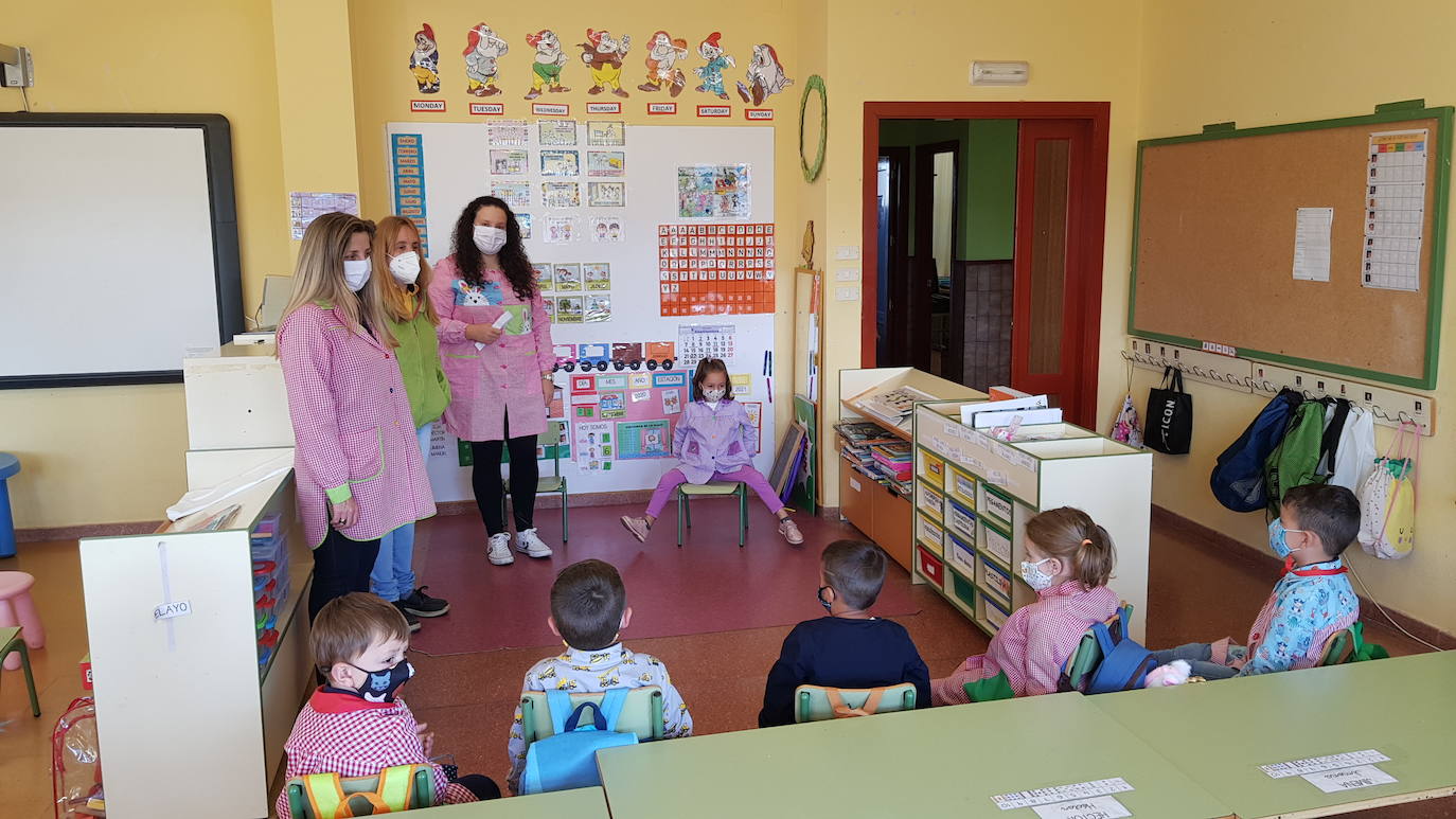 Entradas escalonadas, toma de temperatura e itinerarios marcaso son algunas de las normas de seguridad que han incorporado los centros escolares de Asturias para este nuevo curso, marcado por la pandemia de coronavirus. Ejemplos son el colegio Río Sella de Arriondas y los centros Celestino Montoto y Maestro Arregui de Pola de Siero.