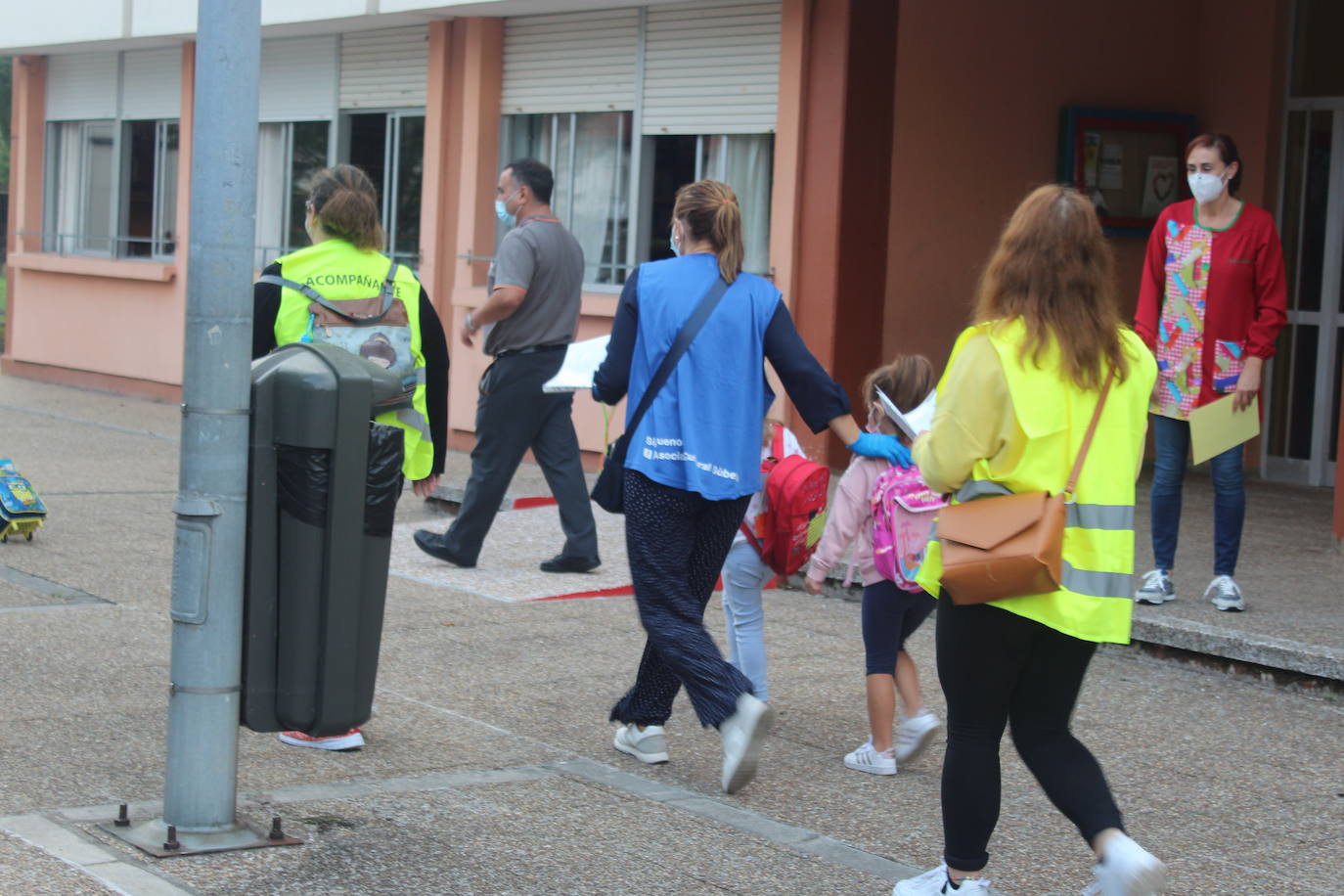 Entradas escalonadas, toma de temperatura e itinerarios marcaso son algunas de las normas de seguridad que han incorporado los centros escolares de Asturias para este nuevo curso, marcado por la pandemia de coronavirus. Ejemplos son el colegio Río Sella de Arriondas y los centros Celestino Montoto y Maestro Arregui de Pola de Siero.