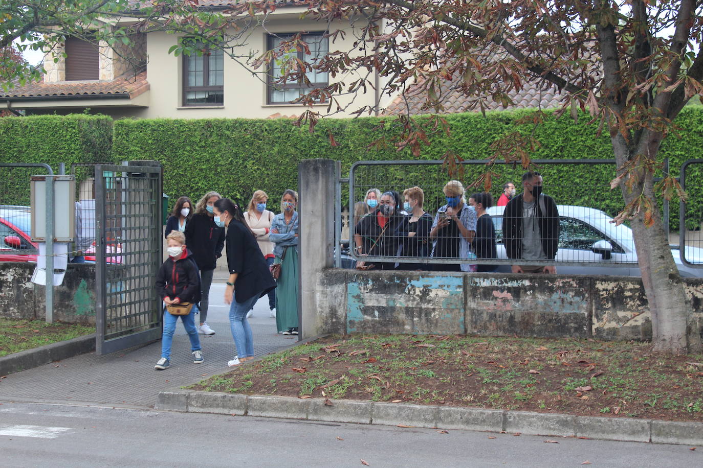 Entradas escalonadas, toma de temperatura e itinerarios marcaso son algunas de las normas de seguridad que han incorporado los centros escolares de Asturias para este nuevo curso, marcado por la pandemia de coronavirus. Ejemplos son el colegio Río Sella de Arriondas y los centros Celestino Montoto y Maestro Arregui de Pola de Siero.