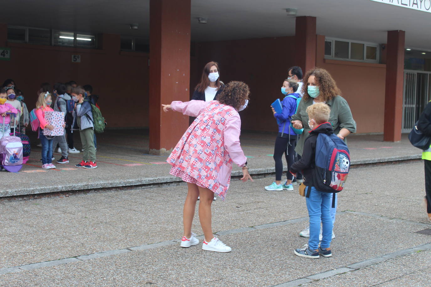 Entradas escalonadas, toma de temperatura e itinerarios marcaso son algunas de las normas de seguridad que han incorporado los centros escolares de Asturias para este nuevo curso, marcado por la pandemia de coronavirus. Ejemplos son el colegio Río Sella de Arriondas y los centros Celestino Montoto y Maestro Arregui de Pola de Siero.