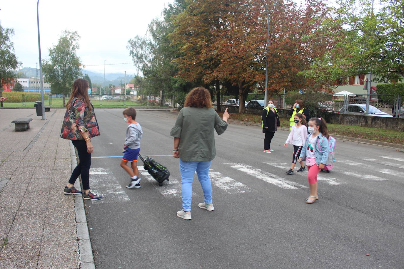 Entradas escalonadas, toma de temperatura e itinerarios marcaso son algunas de las normas de seguridad que han incorporado los centros escolares de Asturias para este nuevo curso, marcado por la pandemia de coronavirus. Ejemplos son el colegio Río Sella de Arriondas y los centros Celestino Montoto y Maestro Arregui de Pola de Siero.