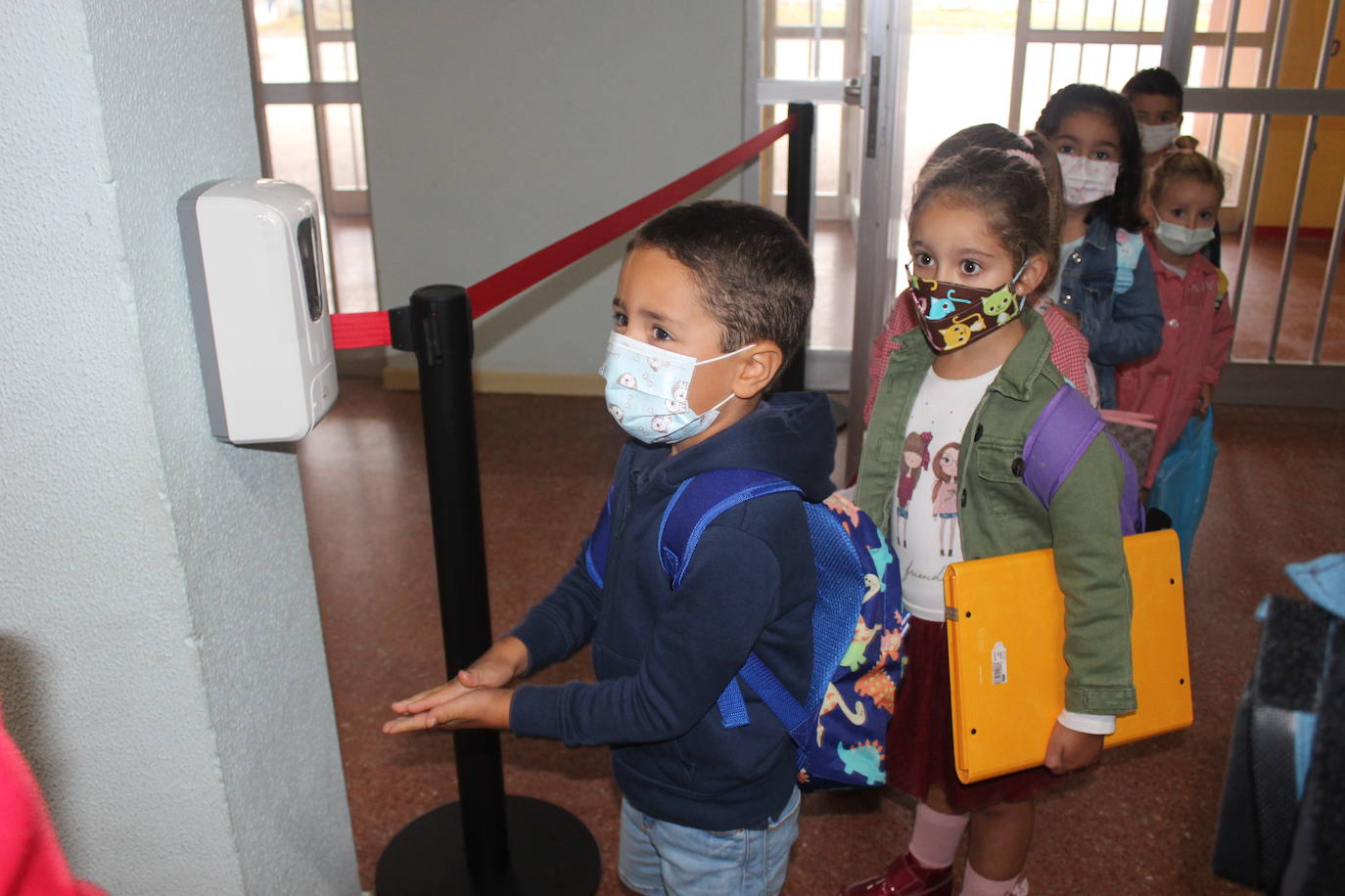 Entradas escalonadas, toma de temperatura e itinerarios marcaso son algunas de las normas de seguridad que han incorporado los centros escolares de Asturias para este nuevo curso, marcado por la pandemia de coronavirus. Ejemplos son el colegio Río Sella de Arriondas y los centros Celestino Montoto y Maestro Arregui de Pola de Siero.