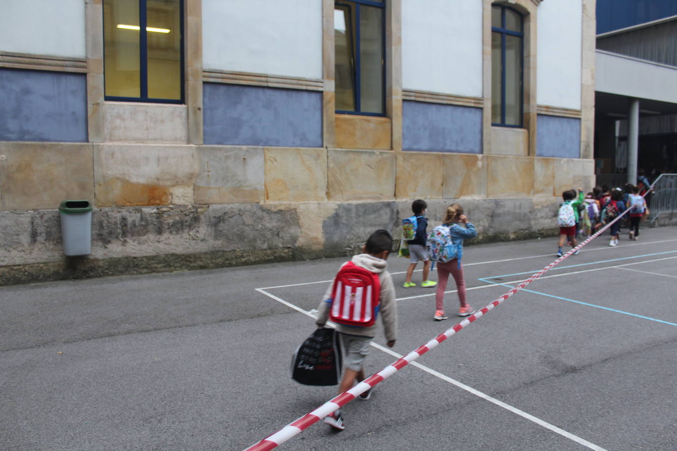 Entradas escalonadas, toma de temperatura e itinerarios marcaso son algunas de las normas de seguridad que han incorporado los centros escolares de Asturias para este nuevo curso, marcado por la pandemia de coronavirus. Ejemplos son el colegio Río Sella de Arriondas y los centros Celestino Montoto y Maestro Arregui de Pola de Siero.