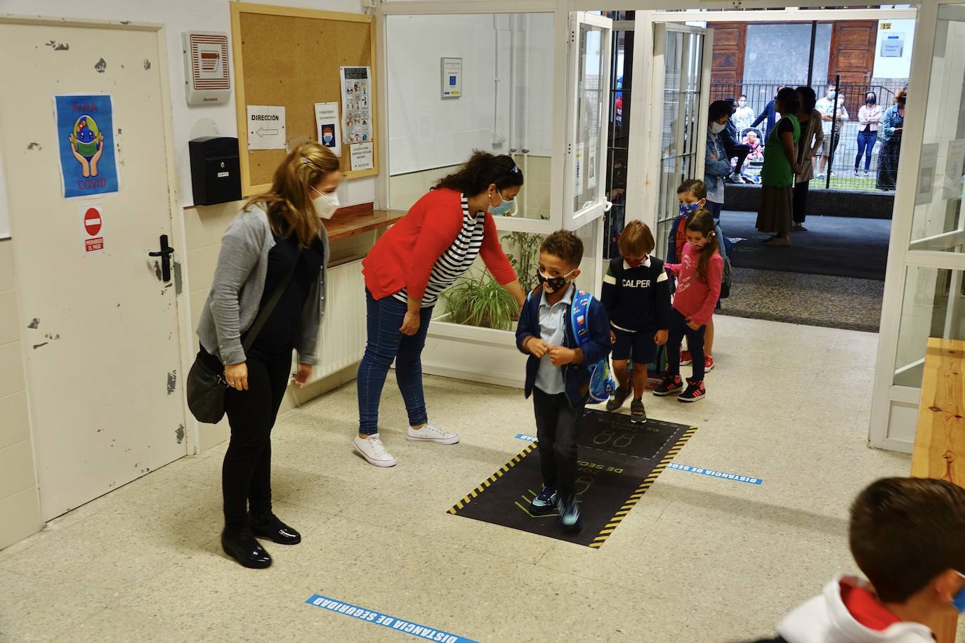 Entradas escalonadas, toma de temperatura e itinerarios marcaso son algunas de las normas de seguridad que han incorporado los centros escolares de Asturias para este nuevo curso, marcado por la pandemia de coronavirus. Ejemplos son el colegio Río Sella de Arriondas y los centros Celestino Montoto y Maestro Arregui de Pola de Siero.