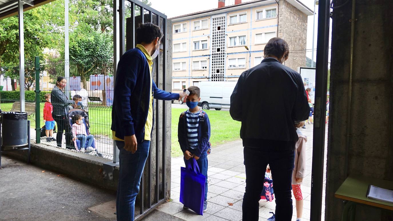 Entradas escalonadas, toma de temperatura e itinerarios marcaso son algunas de las normas de seguridad que han incorporado los centros escolares de Asturias para este nuevo curso, marcado por la pandemia de coronavirus. Ejemplos son el colegio Río Sella de Arriondas y los centros Celestino Montoto y Maestro Arregui de Pola de Siero.