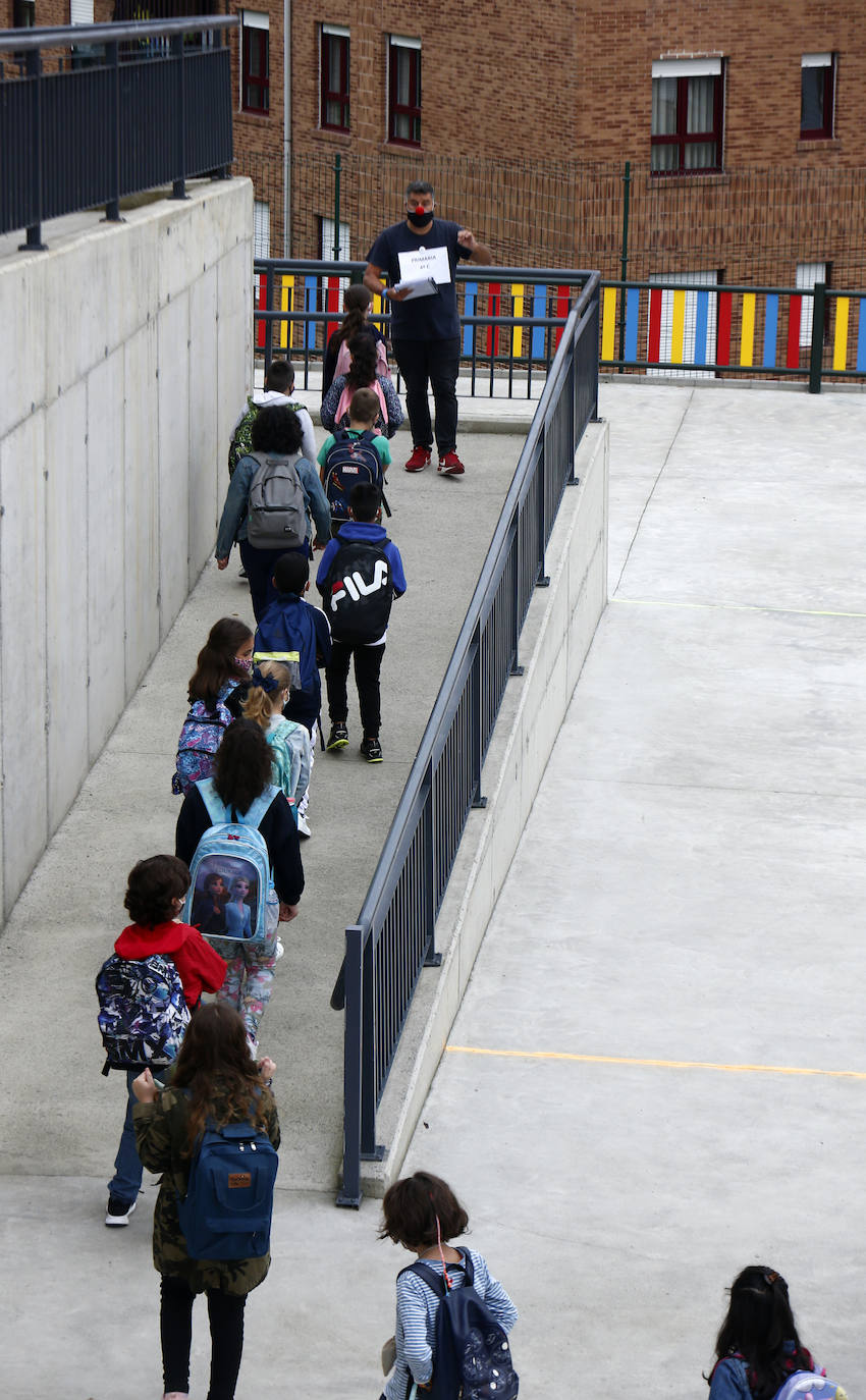 Casi 64.000 niños y niñas de Infantil y Primaria han regresado a las aulas asturianas este martes, en una jornada en la que en todos los colegios se respiraba un ambiente de nerviosismo e incertidumbre, pero también de emoción. Ataviados con mascarillas, haciendo uso de gel hidroalcohólico y pasando un control de temperatura, los más pequeños de Asturias han entrado en los colegios seis meses después de que los centros educativos cerraran de forma prematura a causa de la pandemia de coronavirus. 