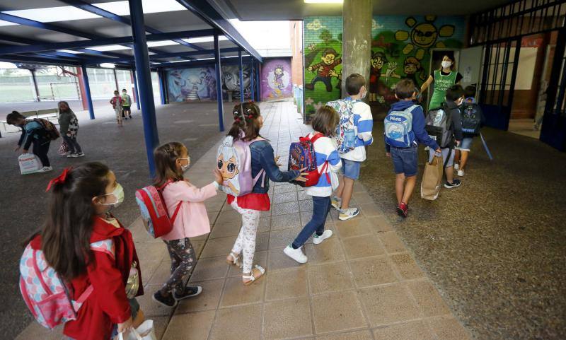 Casi 64.000 niños y niñas de Infantil y Primaria han regresado a las aulas asturianas este martes, en una jornada en la que en todos los colegios se respiraba un ambiente de nerviosismo e incertidumbre, pero también de emoción. Ataviados con mascarillas, haciendo uso de gel hidroalcohólico y pasando un control de temperatura, los más pequeños de Asturias han entrado en los colegios seis meses después de que los centros educativos cerraran de forma prematura a causa de la pandemia de coronavirus. 