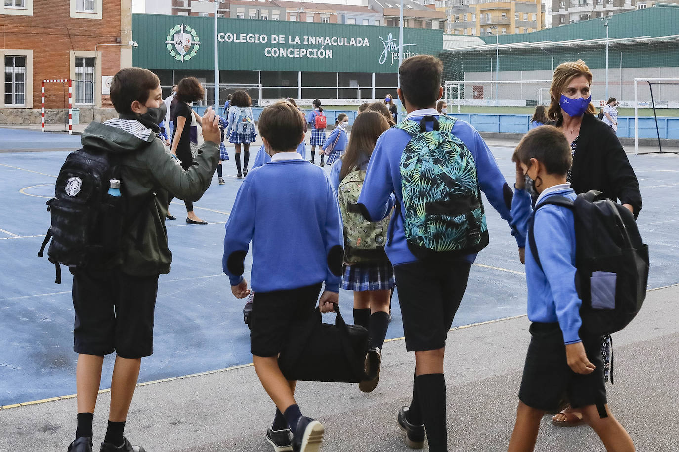 Casi 64.000 niños y niñas de Infantil y Primaria han regresado a las aulas asturianas este martes, en una jornada en la que en todos los colegios se respiraba un ambiente de nerviosismo e incertidumbre, pero también de emoción. Ataviados con mascarillas, haciendo uso de gel hidroalcohólico y pasando un control de temperatura, los más pequeños de Asturias han entrado en los colegios seis meses después de que los centros educativos cerraran de forma prematura a causa de la pandemia de coronavirus. 