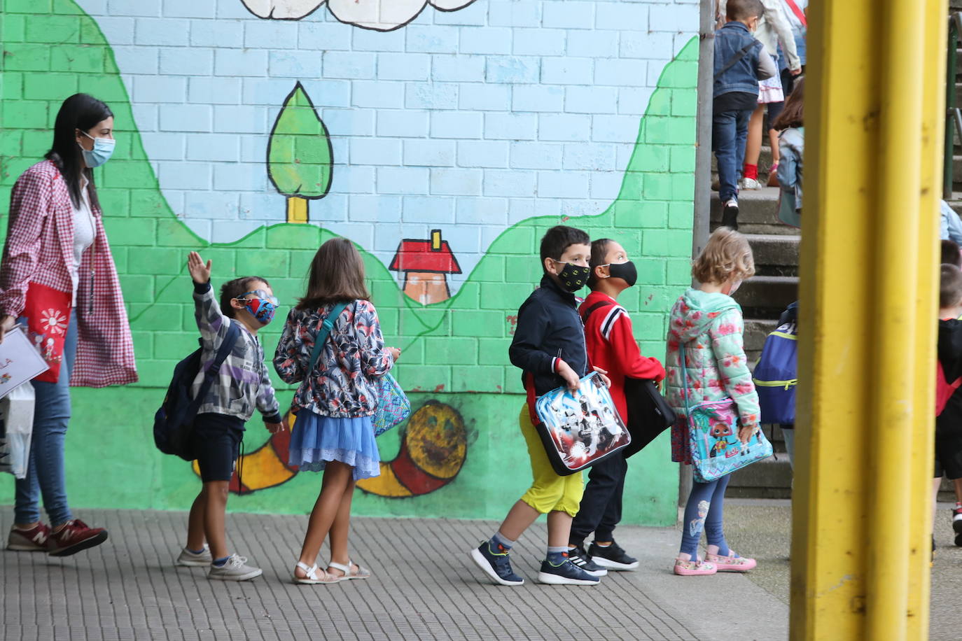 Casi 64.000 niños y niñas de Infantil y Primaria han regresado a las aulas asturianas este martes, en una jornada en la que en todos los colegios se respiraba un ambiente de nerviosismo e incertidumbre, pero también de emoción. Ataviados con mascarillas, haciendo uso de gel hidroalcohólico y pasando un control de temperatura, los más pequeños de Asturias han entrado en los colegios seis meses después de que los centros educativos cerraran de forma prematura a causa de la pandemia de coronavirus. 