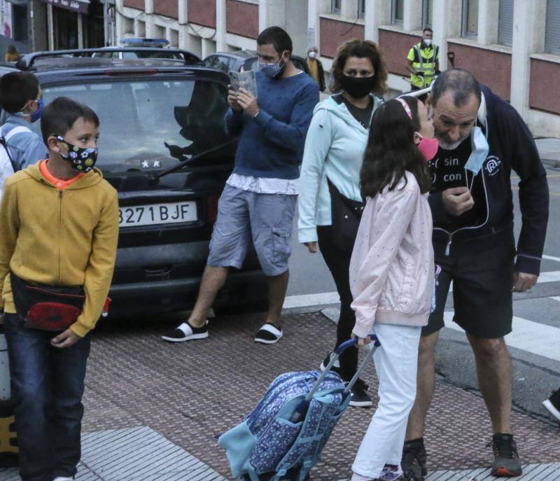Casi 64.000 niños y niñas de Infantil y Primaria han regresado a las aulas asturianas este martes, en una jornada en la que en todos los colegios se respiraba un ambiente de nerviosismo e incertidumbre, pero también de emoción. Ataviados con mascarillas, haciendo uso de gel hidroalcohólico y pasando un control de temperatura, los más pequeños de Asturias han entrado en los colegios seis meses después de que los centros educativos cerraran de forma prematura a causa de la pandemia de coronavirus. 