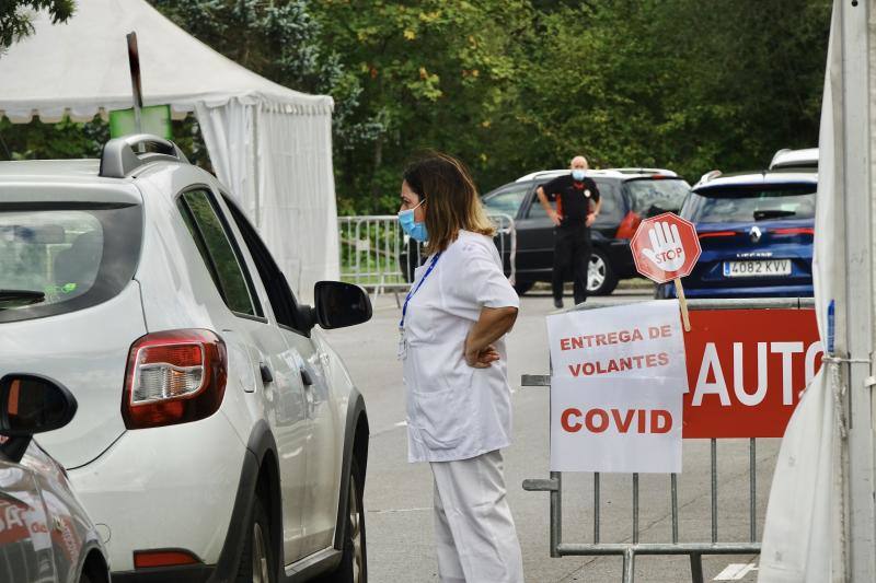 Los alumnos de Secundaria, Bachillerato y Formación Profesional del Principado de Asturias regresarán a las aulas el próximo lunes, 28 de septiembre. El profesorado del Principado ya han comenzado a realizarse las pruebas de detección del coronavirus y este martes se han producido largas colas en el Hospital de Oriente. 