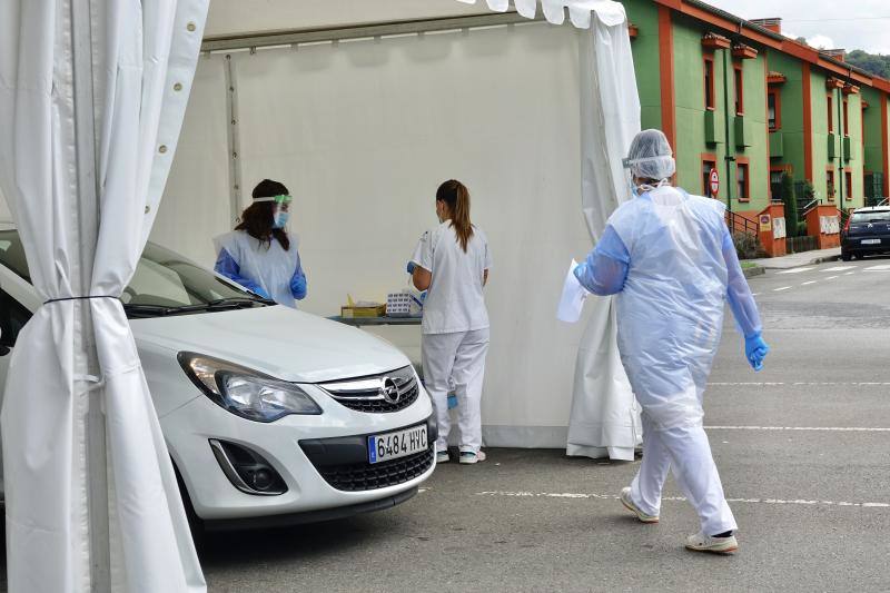 Los alumnos de Secundaria, Bachillerato y Formación Profesional del Principado de Asturias regresarán a las aulas el próximo lunes, 28 de septiembre. El profesorado del Principado ya han comenzado a realizarse las pruebas de detección del coronavirus y este martes se han producido largas colas en el Hospital de Oriente. 