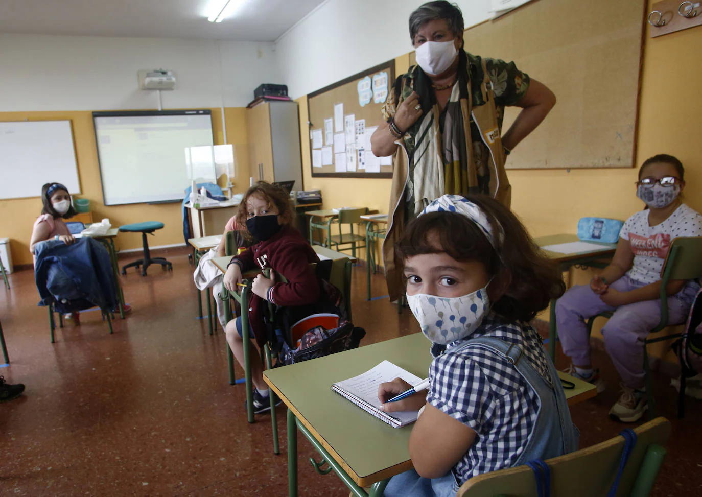 Los colegios ovetenses abrieron este martes sus puertas con muchos nervios y expectación por parte de los alumnos. Los pequeños regresan preparados para la 'nueva normalidad' que les espera, con mascarillas y gel hidroalcohólico en la mochila.