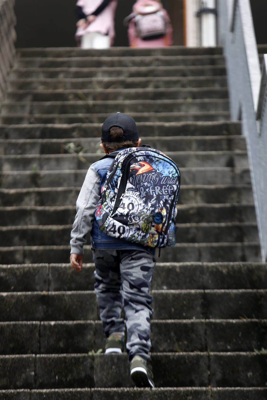 Los colegios ovetenses abrieron este martes sus puertas con muchos nervios y expectación por parte de los alumnos. Los pequeños regresan preparados para la 'nueva normalidad' que les espera, con mascarillas y gel hidroalcohólico en la mochila.