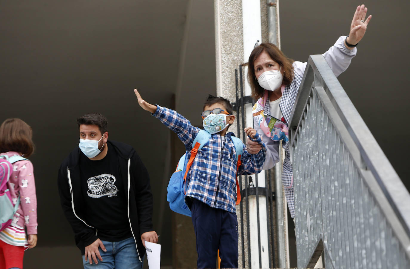 Los colegios ovetenses abrieron este martes sus puertas con muchos nervios y expectación por parte de los alumnos. Los pequeños regresan preparados para la 'nueva normalidad' que les espera, con mascarillas y gel hidroalcohólico en la mochila.