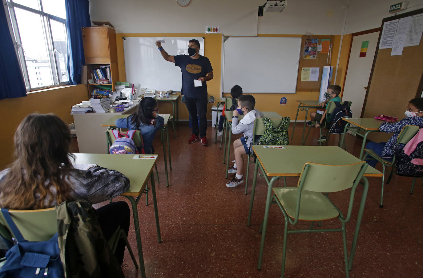 Los colegios ovetenses abrieron este martes sus puertas con muchos nervios y expectación por parte de los alumnos. Los pequeños regresan preparados para la 'nueva normalidad' que les espera, con mascarillas y gel hidroalcohólico en la mochila.