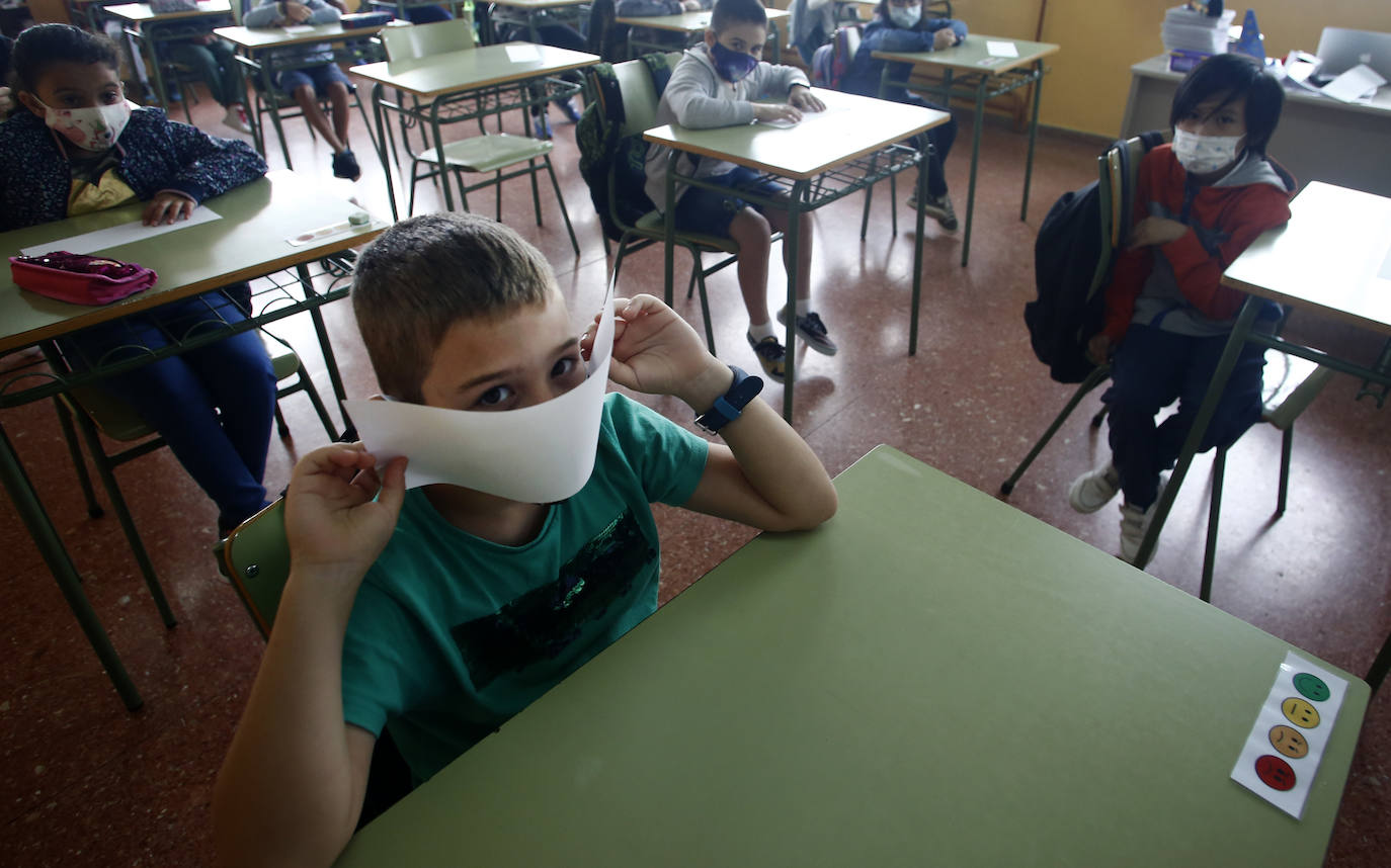 Los colegios ovetenses abrieron este martes sus puertas con muchos nervios y expectación por parte de los alumnos. Los pequeños regresan preparados para la 'nueva normalidad' que les espera, con mascarillas y gel hidroalcohólico en la mochila.