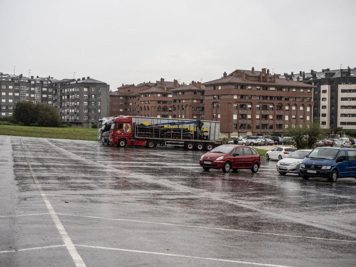 Camiones aparcados en Piedras Blancas. 
