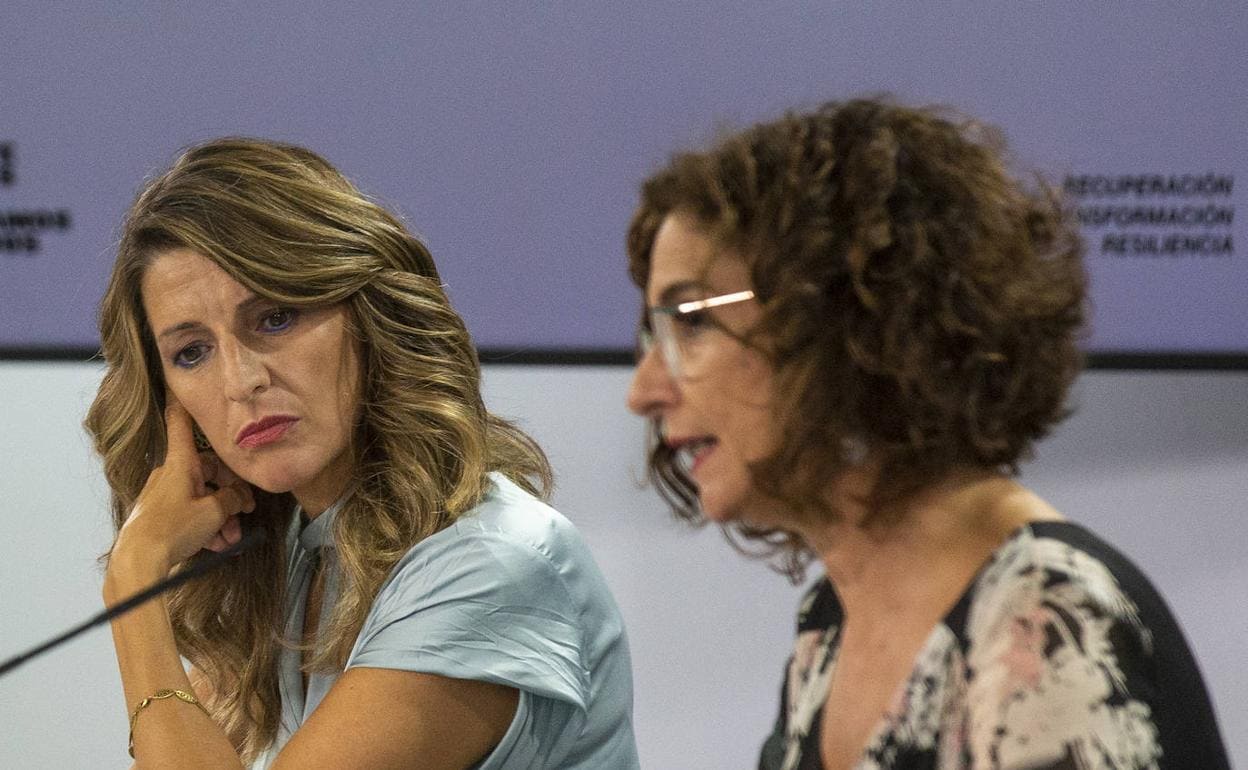 Yolanda Díaz y la portavoz del Gobierno,María Jesús Montero, tras la reunión del Consejo de Ministros. 