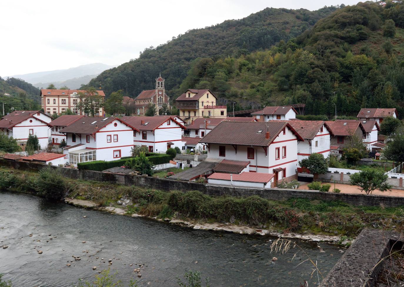 Un conjunto constructivo único es el poblado minero de Bustiello, en Mieres. Fue erigido entre finales del siglo XIX y principios del XX «como el poblado ideal para una población integrada por directivos de la compañía y obreros 'ejemplares', a los que se premiaba por su dedicación al trabajo y por mantenerse alejados de las luchas sindicales», según recoge el decreto mediante el que se declaró Bien de Interés Cultural en 2017, en el que se apunta que «Bustiello constituye una lección magistral de urbanismo, arquitectura y artes aplicadas». 