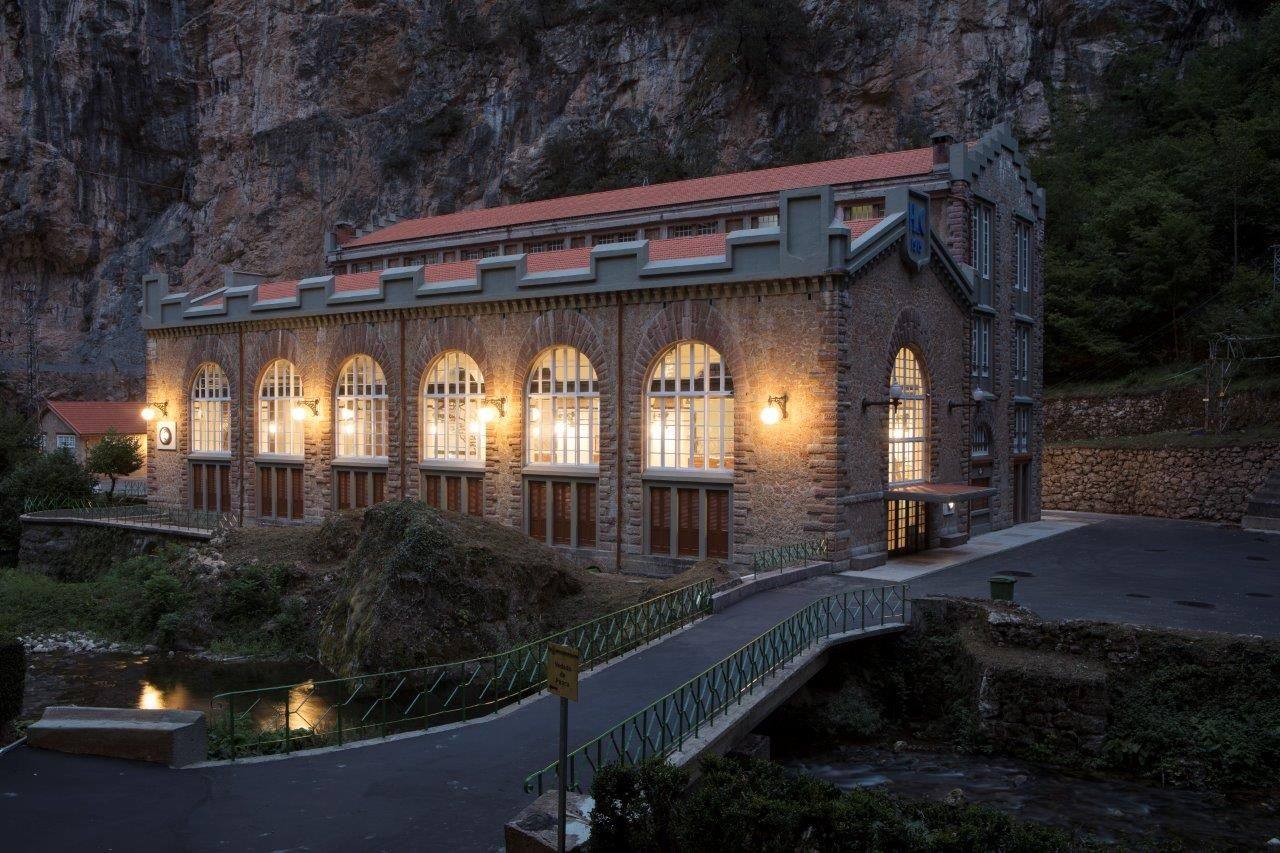 El centenario edificio de la central de la Malva, en el Parque Natural de Somiedo.