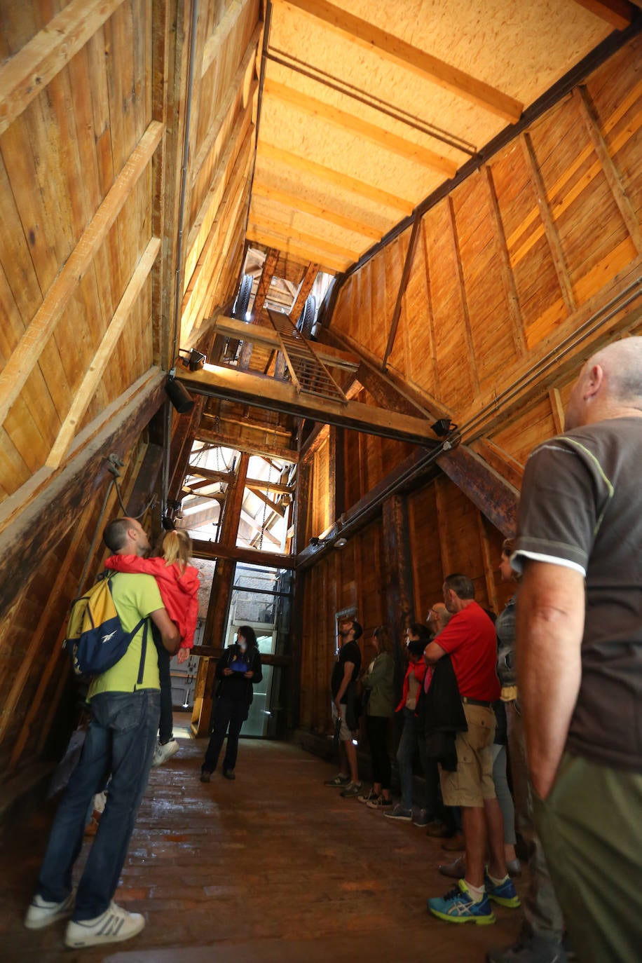 Visitantes del Museo del Mina de Arnao preparados para coger el ascensor que les llevará al pozo subterráneo.