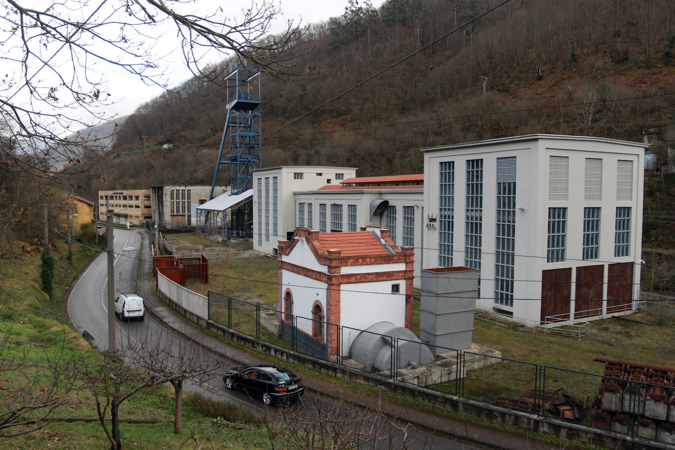 El conjunto del pozo Santa Bárbara conserva elementos como un compresor y una subestación eléctrica «que permitieron la mecanización global de la explotación en una fecha muy temprana del siglo XX». 