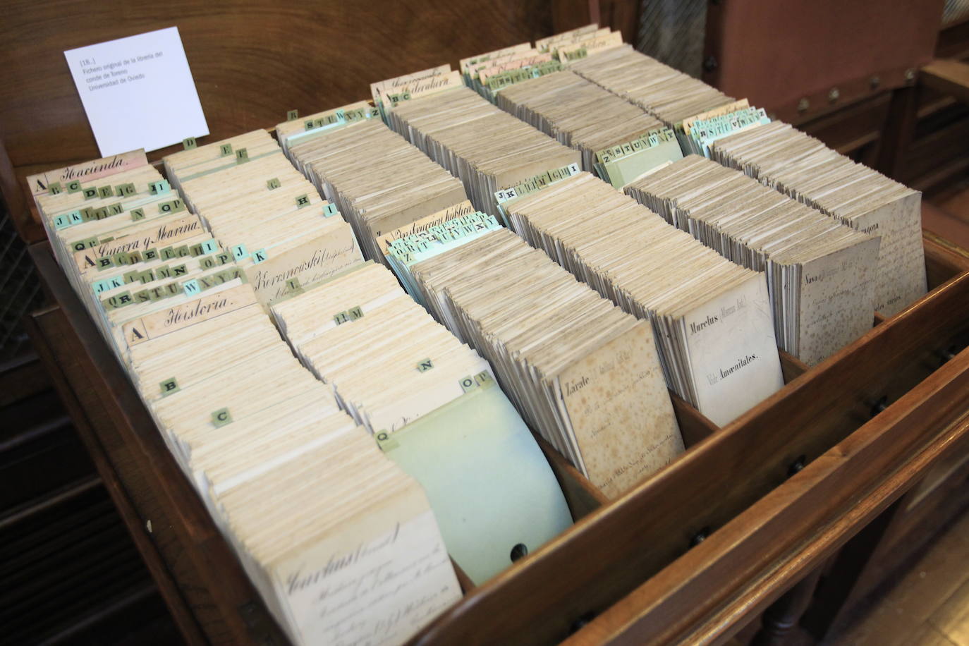 La muestra titulada 'La Biblioteca de la Universidad de Oviedo (1770-2020): 250 años abriendo puertas al conocimiento', incluye documentos históricos. Ha sido inaugurada este jueves con la presencia del rector Santiago García Granda. 