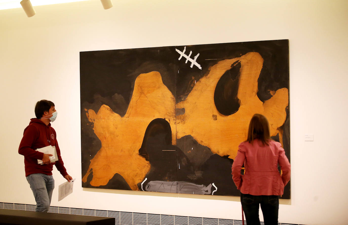 Se trata de una selección de 61 obras entre pintura, escultura y obra en papel escogidas de entre los fondos artísticos de Telefónica. Incluye piezas de artistas como Picasso, Tàpies, Chillida o el artista ovetense Luis Fernández. Podrá verse hasta el 6 de diciembre de 2020.