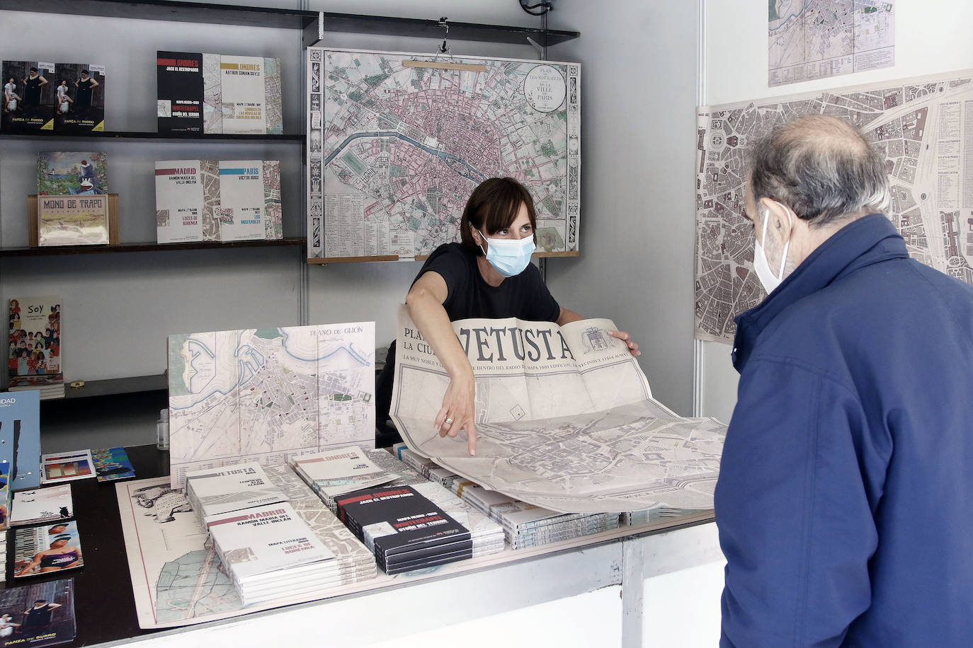 Dos carpas y 44 casetas de librerías y editoriales, instaladas en el paseo de Begoña y la calle de Tomás y Valiente, serán el corazón de esta cita con la cultura, que cuenta con el apoyo del Aula de Cultura de EL COMERCIO. Será hasta este domingo 27.