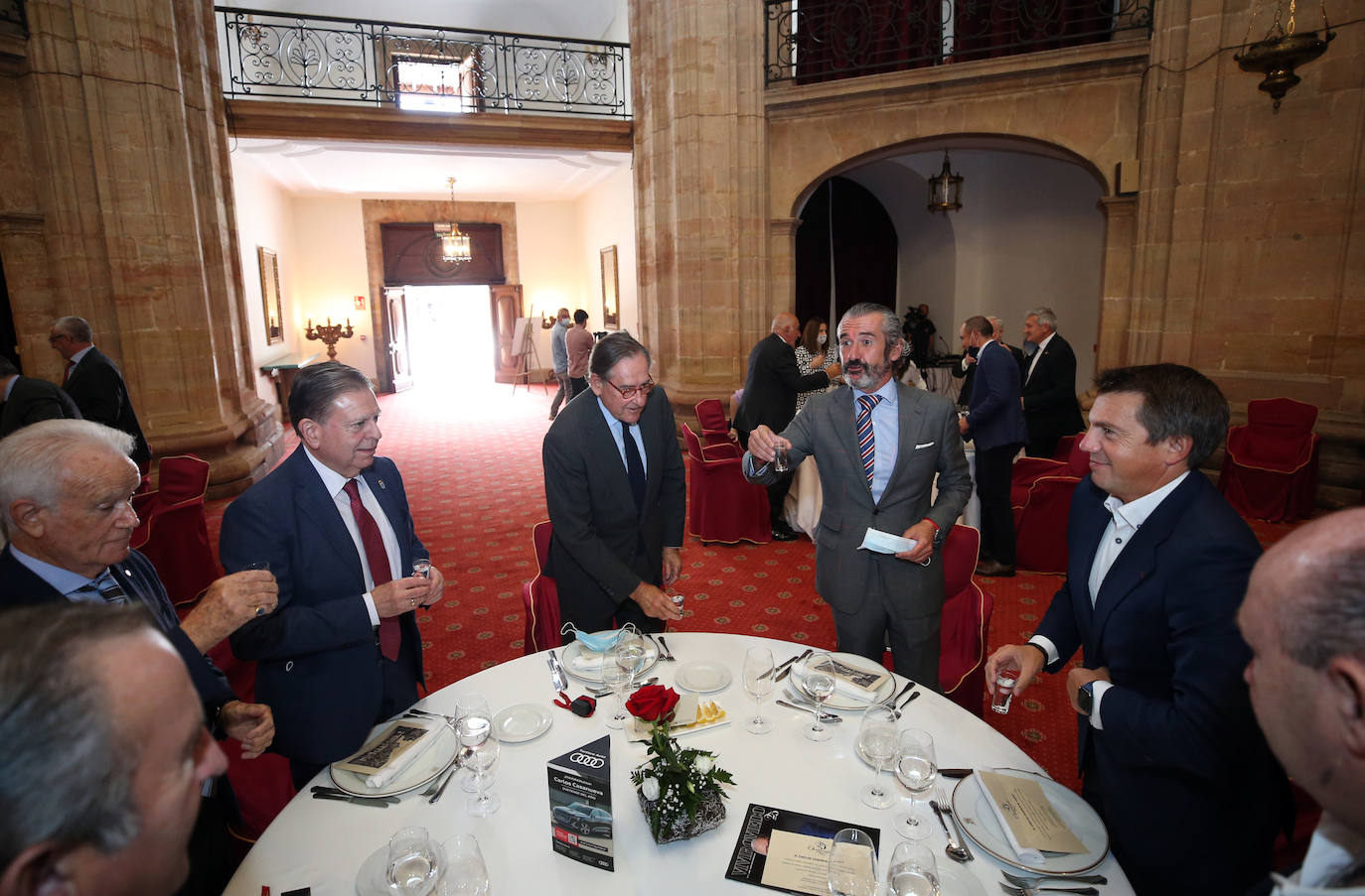 El Salón Covadonga del Hotel Reconquista de Oviedo ha acogido este jueves la entrega del premio Ovetense del Año 2019 al empresario asturmexicano Carlos Casanueva, quien estuvo presente en el acto de forma telemática. El evento iba a celebrarse en marzo, pero tuvo que aplazarse por la pandemia. Además, el alcalde, Alfredo Canteli, ha entregado la insignia de plata de 'Ovetense del Año' a los galardonados o sus familiares durante sus veinticinco años de historia. 