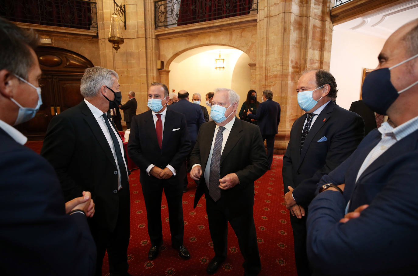 El Salón Covadonga del Hotel Reconquista de Oviedo ha acogido este jueves la entrega del premio Ovetense del Año 2019 al empresario asturmexicano Carlos Casanueva, quien estuvo presente en el acto de forma telemática. El evento iba a celebrarse en marzo, pero tuvo que aplazarse por la pandemia. Además, el alcalde, Alfredo Canteli, ha entregado la insignia de plata de 'Ovetense del Año' a los galardonados o sus familiares durante sus veinticinco años de historia. 